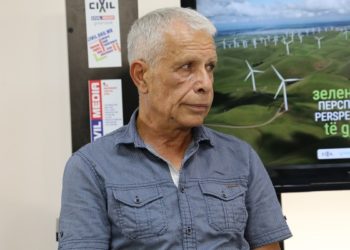 Малолетници собираат отпад, еколошката свест на екстремно ниско ниво