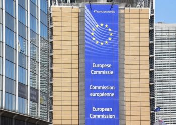 ЕК повикува на итни мерки за намалување на стакленичките емисии пред КОП 27