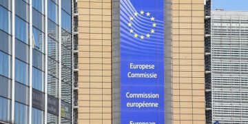 ЕК повикува на итни мерки за намалување на стакленичките емисии пред КОП 27