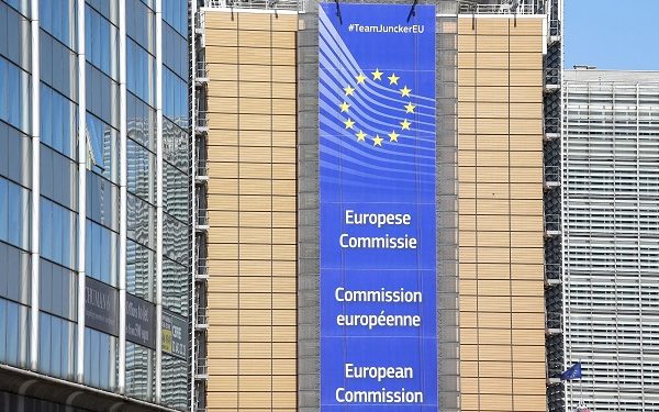 ЕК повикува на итни мерки за намалување на стакленичките емисии пред КОП 27