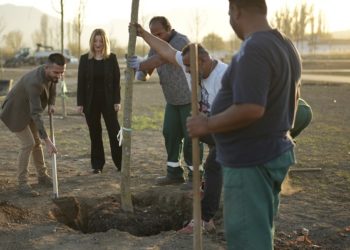 Данела Арсовска најде време да се слика, ама молчи дали почвата на новиот Мега парк во Волково е загадена