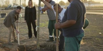 Данела Арсовска најде време да се слика, ама молчи дали почвата на новиот Мега парк во Волково е загадена