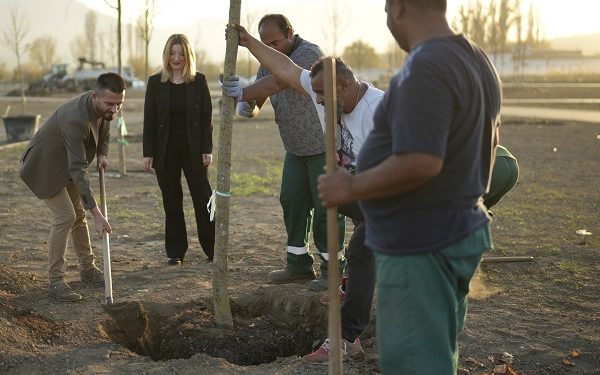 Данела Арсовска најде време да се слика, ама молчи дали почвата на новиот Мега парк во Волково е загадена