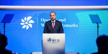 Битиќи: Транзицијата кон обновливи извори на енергија е императив во креирањето политики