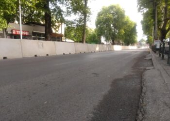 Колку ленти треба да има улицата со бетонски ѕид во Чаир за да нема гужва?