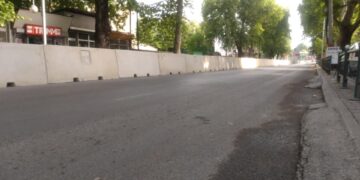 Колку ленти треба да има улицата со бетонски ѕид во Чаир за да нема гужва?