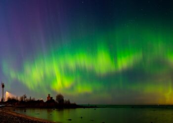 Соларните бури кои доведоа до блескави аурори се заканија да уништат илјадници сателити околу Земјата