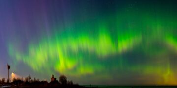 Соларните бури кои доведоа до блескави аурори се заканија да уништат илјадници сателити околу Земјата
