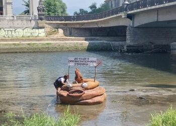 Протестна уметничко-скулптурална акција поставена во Вардар: До каде е пречистителната станица за отпадни води?