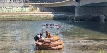Протестна уметничко-скулптурална акција поставена во Вардар: До каде е пречистителната станица за отпадни води?